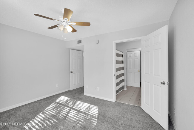 Building Photo - 13700 Richmond Park Dr N