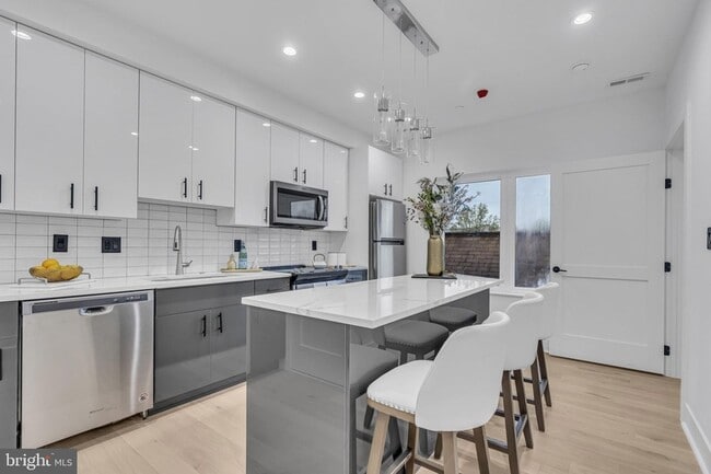 Building Photo - 1103 Fern St NW