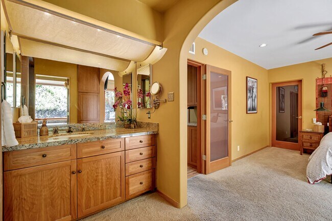 Building Photo - HOLIDAY SPECIAL***2 WEEKS FREE** 3 Bed/2 Bath Oasis in Royal Woods - Available Now