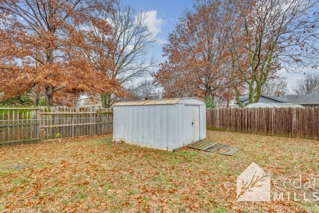 Building Photo - Mid Century 3 Bedroom