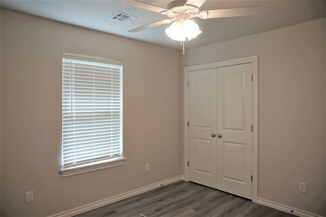 Building Photo - 3 Bed 2 Bath 2 Car Duplex in Chisholm Creek NW OKC