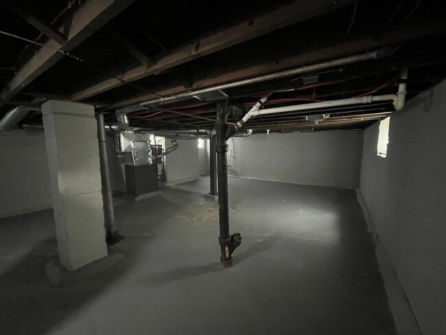 Building Photo - 1372 Aberdeen Ave