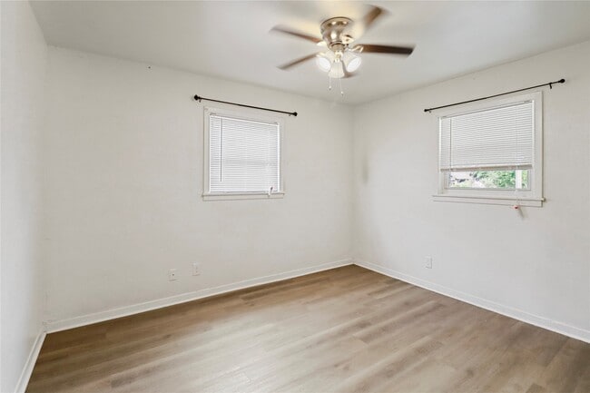Building Photo - 604 W Peach St