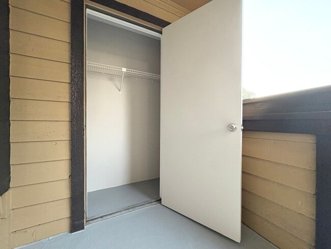 Building Photo - Beautiful 1/1 Condo in Altamonte Springs ~ Gated Lakefront Community!