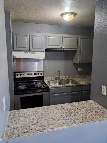 Building Photo - 1425 N Yosemite St