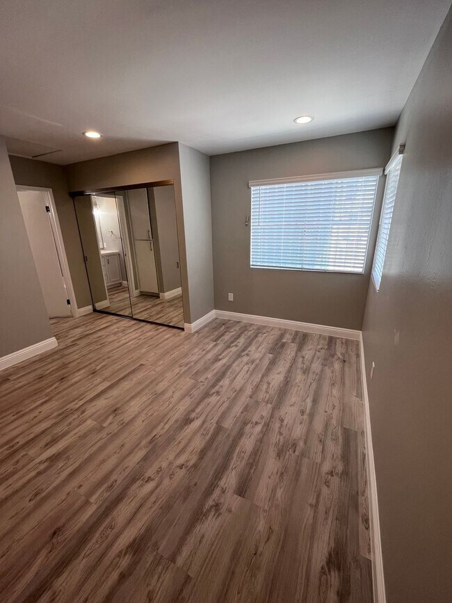 Building Photo - Beautifully Upgraded One Bedroom-One Bathr...