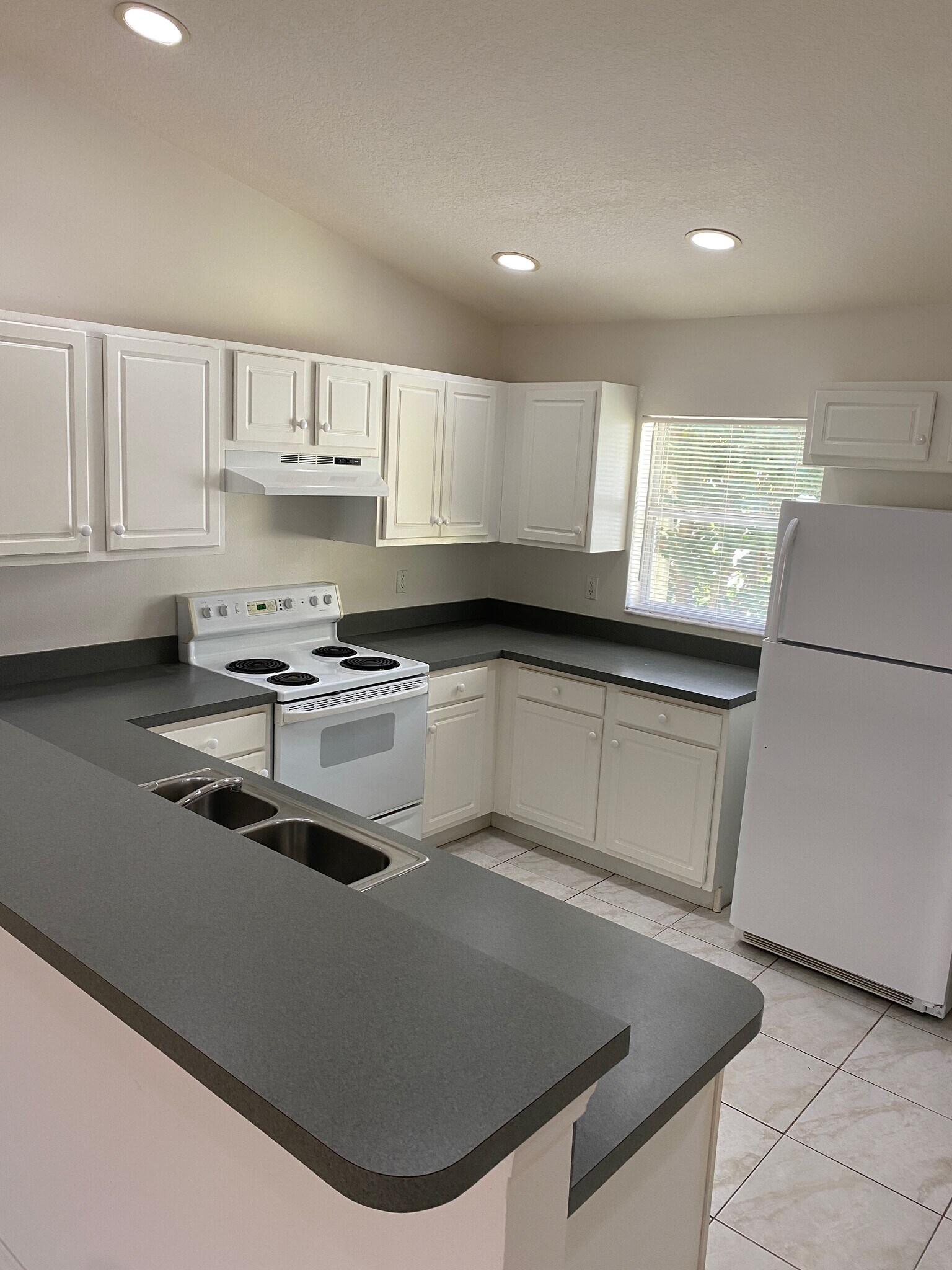 Building Photo - 3321 India Palm Dr