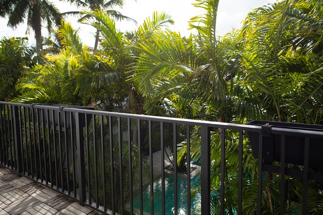 Building Photo - 634 SE 3rd Ave