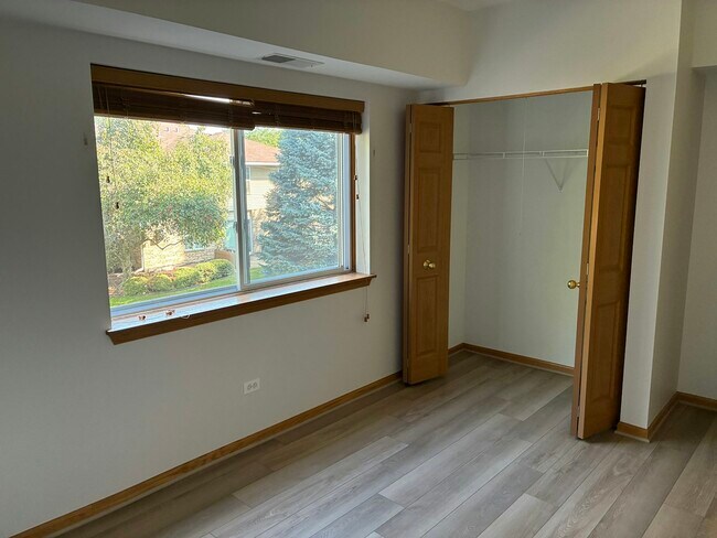 Building Photo - 927 Elderberry Cir