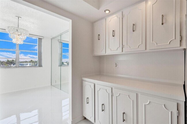 Building Photo - 3113 S Ocean Dr
