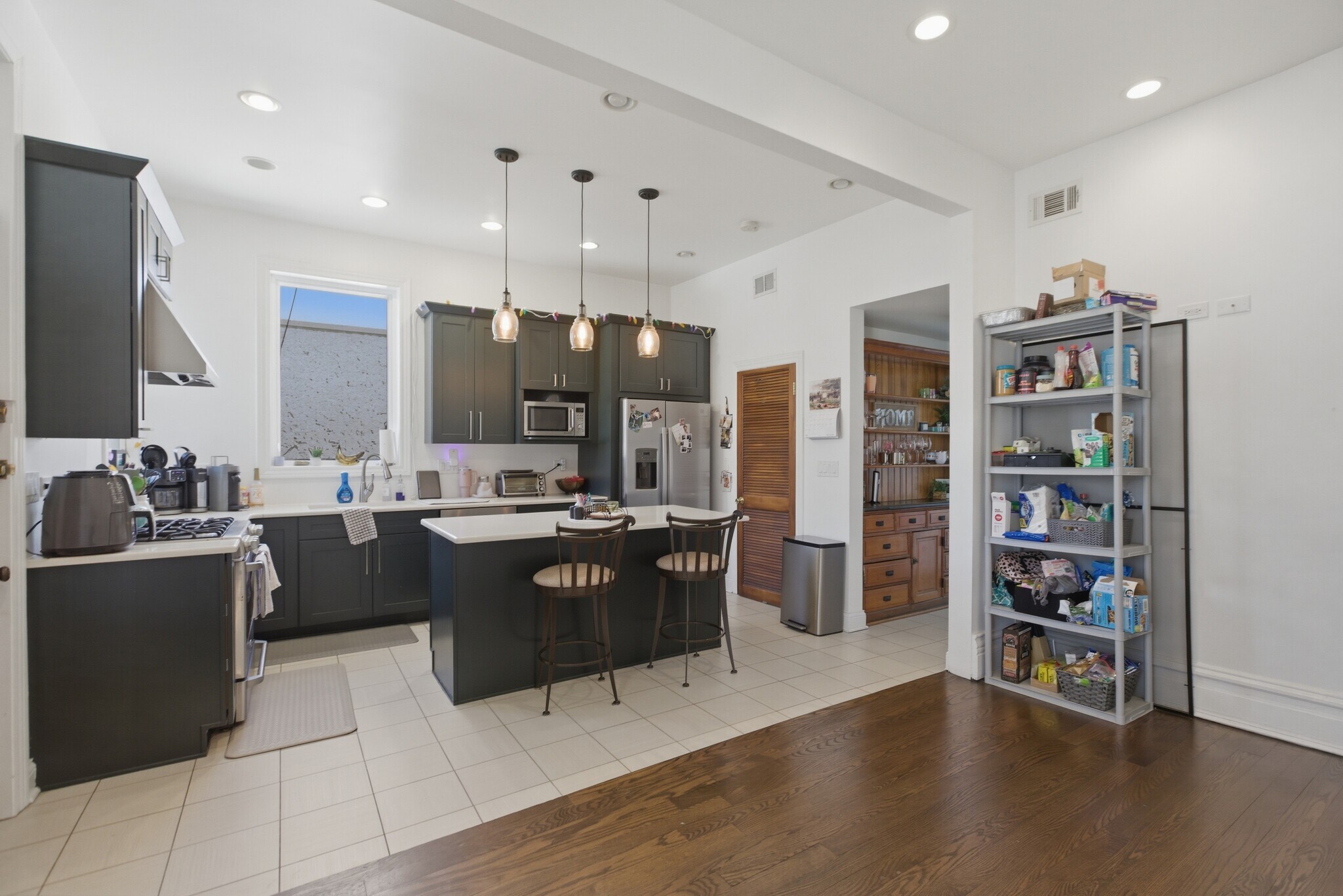 Building Photo - 850 W Oakdale Ave