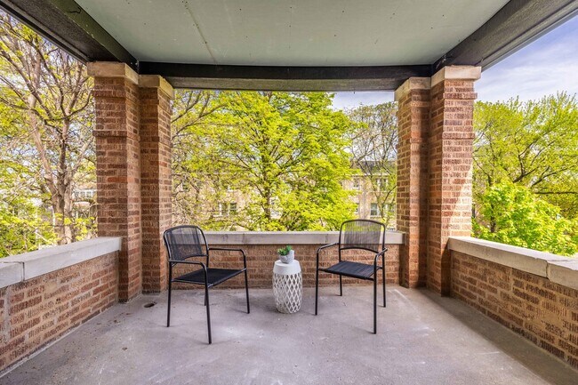 Building Photo - 4410 N Greenview Ave