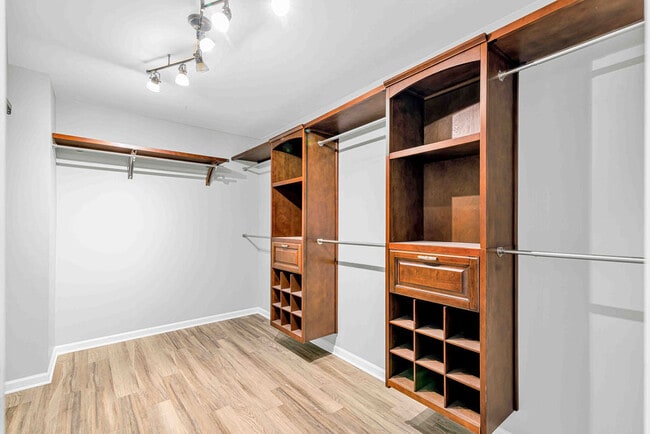 Building Photo - 601 Winfall Dr