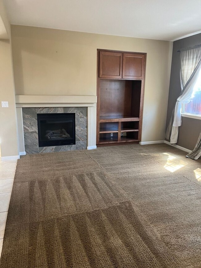 Building Photo - 3 bedroom 3 bathroom with bonus room in No...