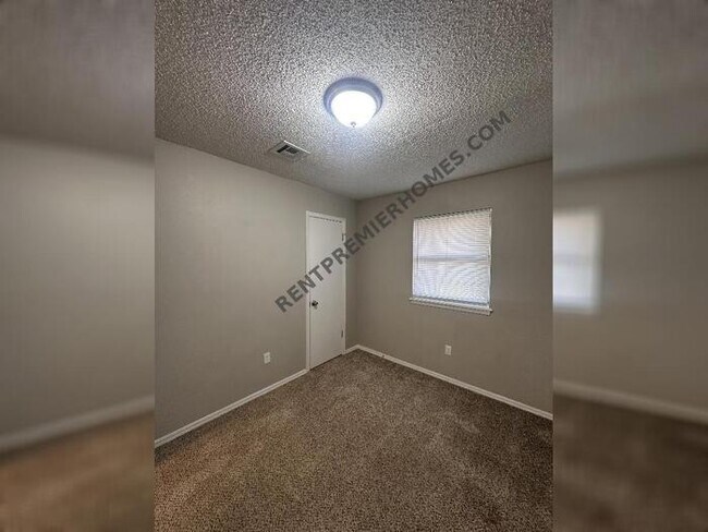Building Photo - 4400 Meadowpark Dr