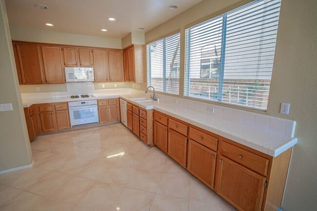 Building Photo - Northbridge 4 Bedroom Home in Valencia!