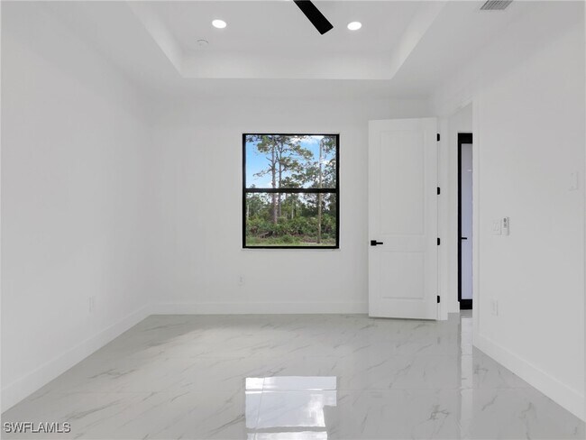 Building Photo - 1119 Earhart St E