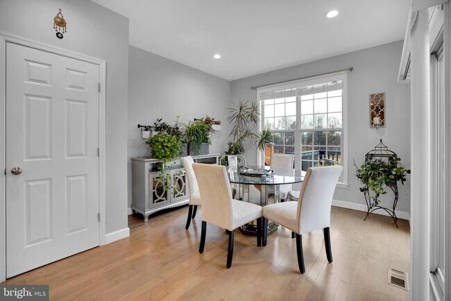 Building Photo - 42598 Chisholm Dr