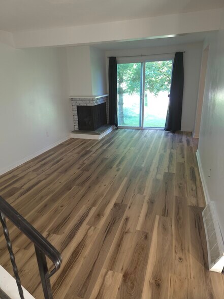Large livingroom - 8097 Weblank Way