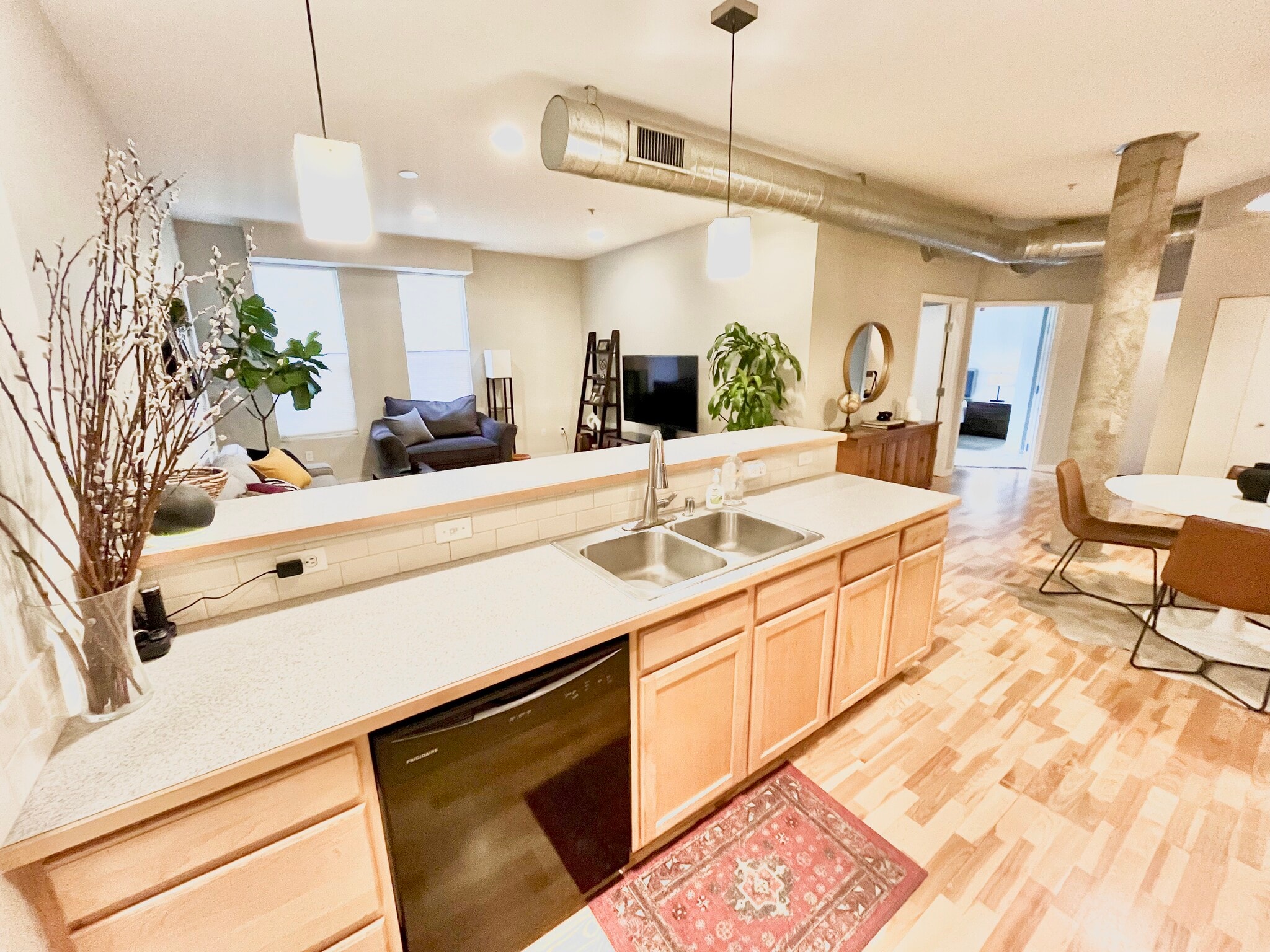 Large open floor plan - 2422 Tremont Pl