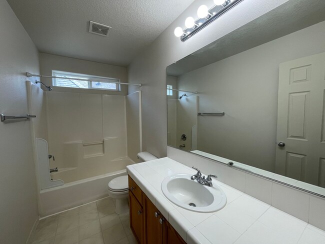 Building Photo - Hillsboro 3Bedroom 2.5 Bath + Den ~ Includes Washer & Dryer and Garage ~ Orenco Gardens Neighborh...