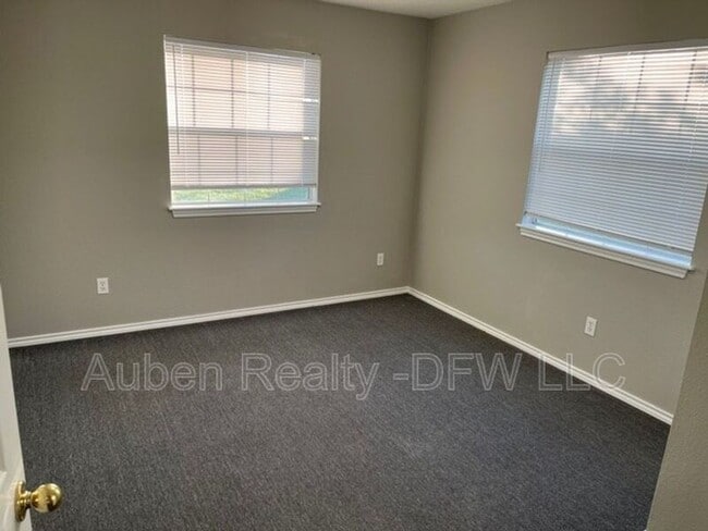 Building Photo - 206 Honey Bee Dr