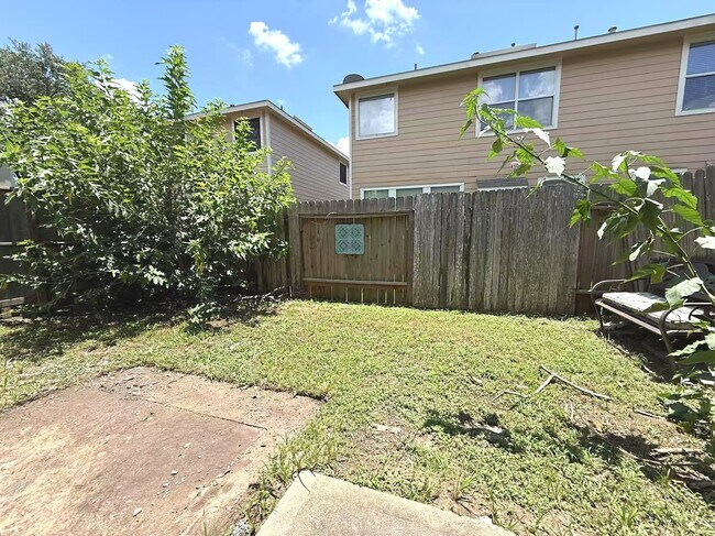 Building Photo - 16623 Newglen Ln