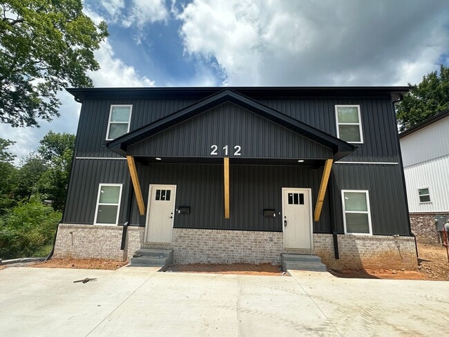 Building Photo - 212 S Park St