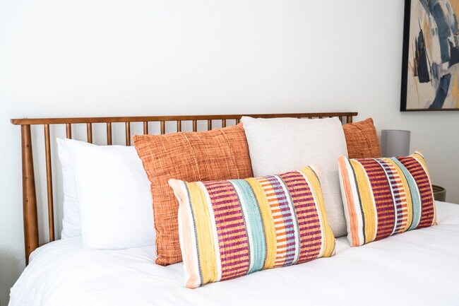 Building Photo - 6501 Ravendale Ln