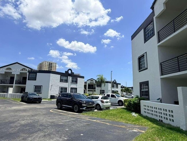 Building Photo - 9715 Fontainebleau Blvd