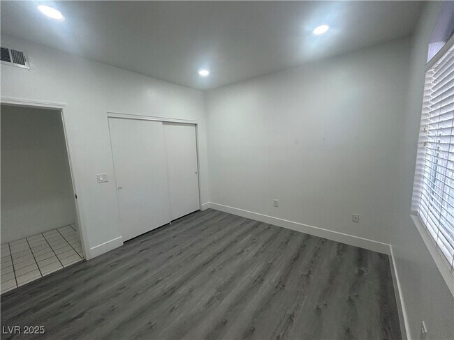 Building Photo - 1830 N Buffalo Dr