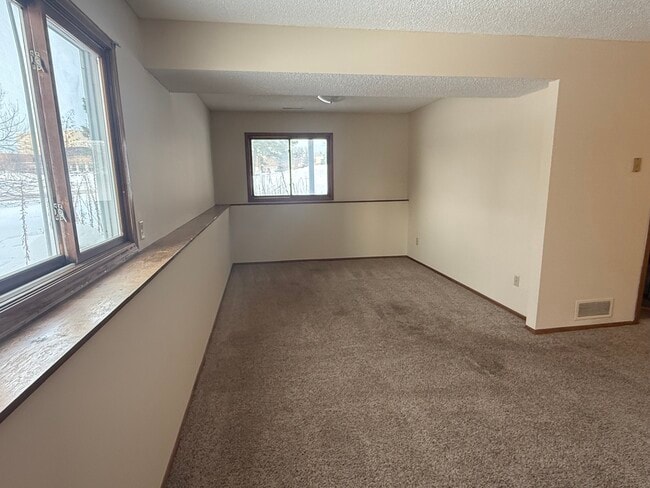 Building Photo - 2528 Birchview Ln