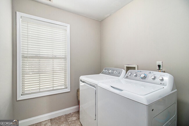 Building Photo - 4079 Essex Dr