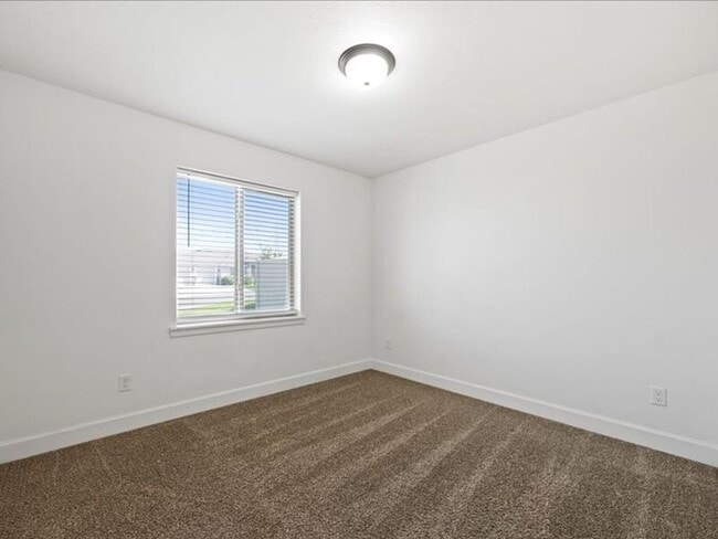 Building Photo - 1016 S Blueberry Pl