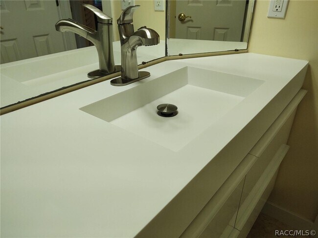 Building Photo - 10906 W Cove Harbor Dr