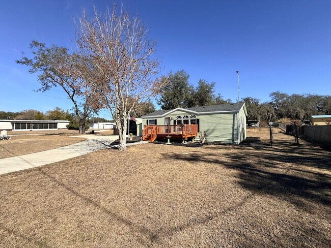 Building Photo - Super Cute 2/2 on almost half acre!