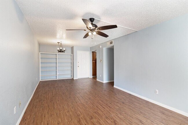 Building Photo - 2826 S Bartell Dr