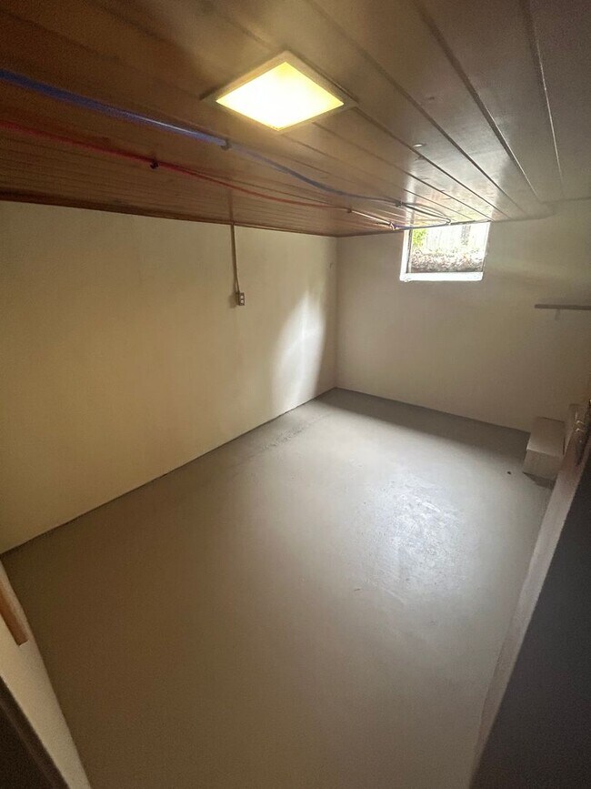 Building Photo - Spacious 4 bedroom 1 Bath Home with Tons o...