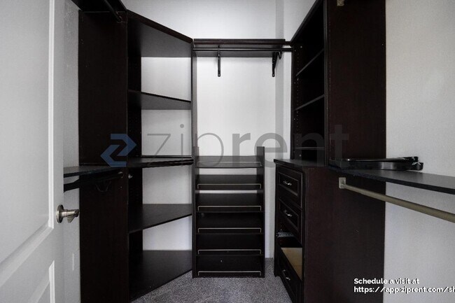 Building Photo - 490 Graves Ave