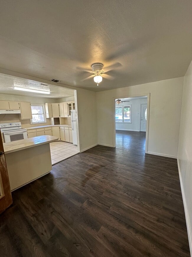 Building Photo - Spacious 3 Bed Home! Convenient Location! HUD Okay!