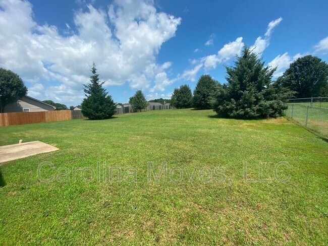 Building Photo - 204 Reidville Rd