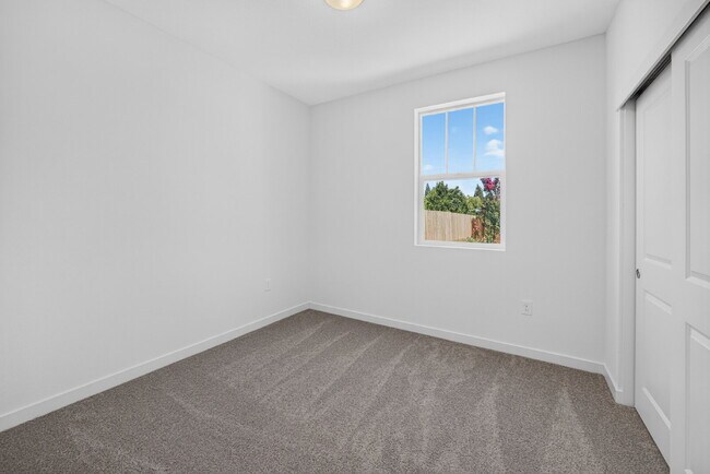 Building Photo - Charming 3-Bed, 2-Bath Home in Sacramento