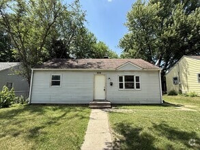 Building Photo - 908 N Sunset Ave