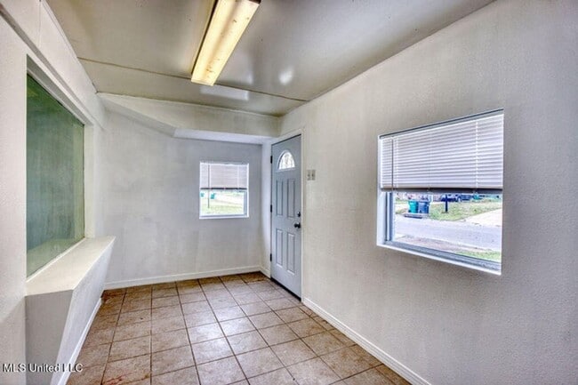 Building Photo - House for Rent