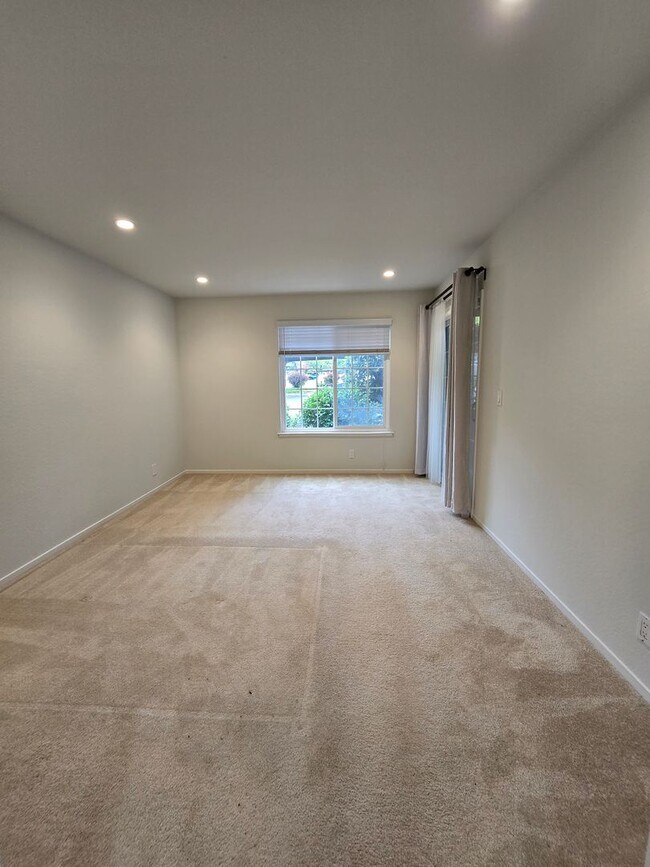 Building Photo - Remodeled Lower Level Condo in Oakland, CA...