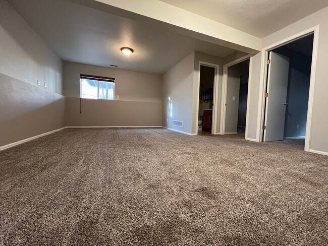 Building Photo - Lovely Ranch, Pikes Peak Views from Expans...