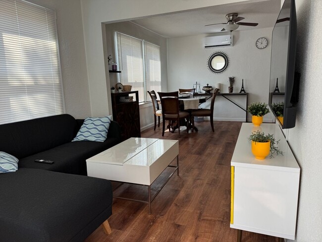Building Photo - Downtown Sacramento 2 Bedroom, 1 Bath 850 sqft. Townhome for Lease.