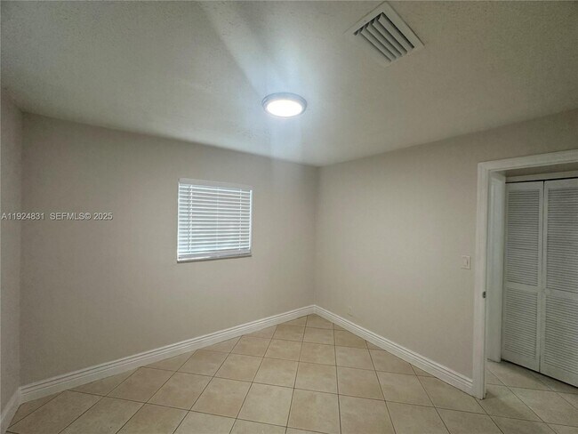 Building Photo - 1264 NE 25th Ct