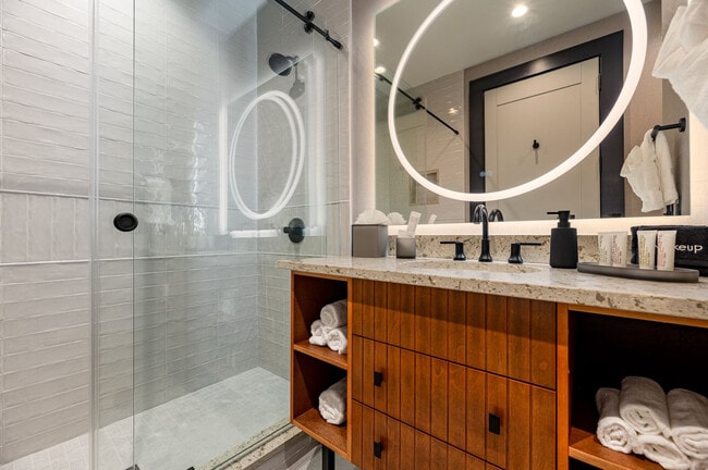 Building Photo - 1011 Canal St