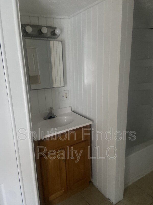 Building Photo - 42 N Main St